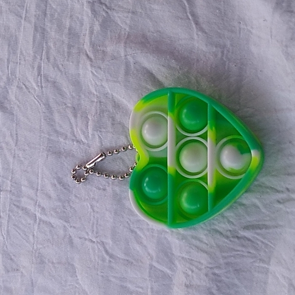 5 piece pop it fidgeting tools. 2 bracelets and 3 keychains Lot # 7 - Picture 3 of 5